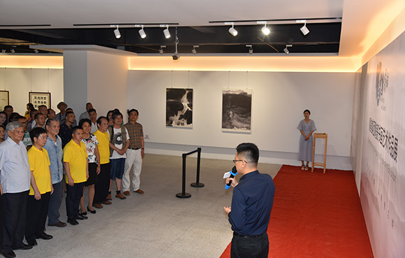 匠心融合·藝韻生輝 張阿芬院長出席順美陶瓷書畫藝術展并發表講話